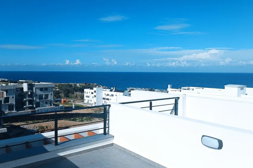 Girne Esentepe'de Panoramik Manzaralı ve Çatı Katı Vahası Olan Şık 2 Yatak Odalı Loft
