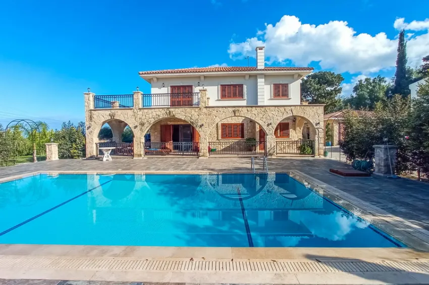 Elegant 4-Sovrums Villa med Privat Pool och Fantastiska Utsikter i Ozanköy