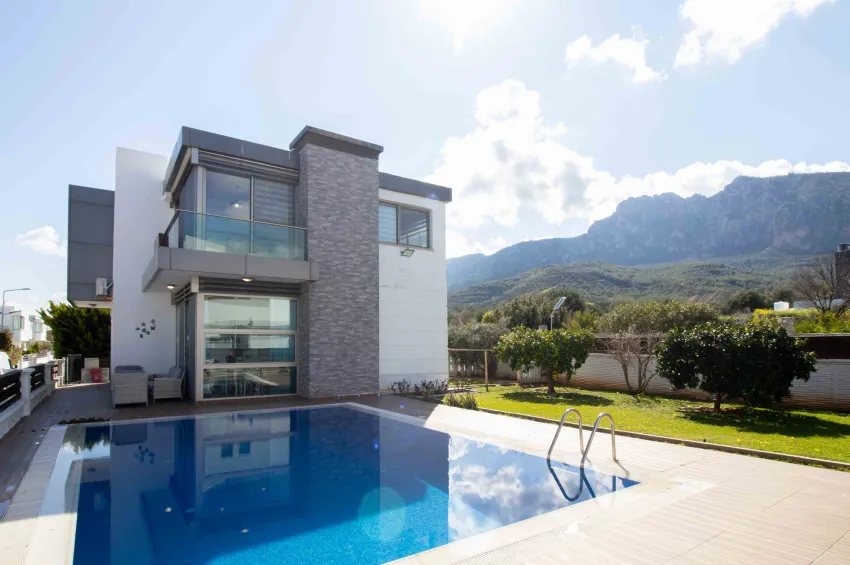 Rymlig 4+1 Villa med Privat Pool och Havs- & Bergsutsikt i Alsancak