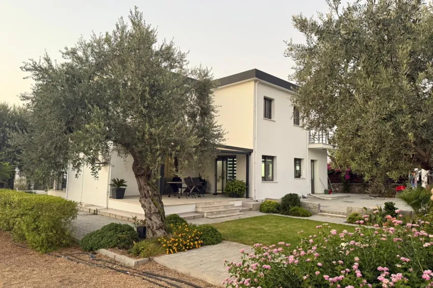 Villa med 4 sovrum i lugnt och grönt läge i Çatalköy, stor tomt samt havs- och bergsutsikt