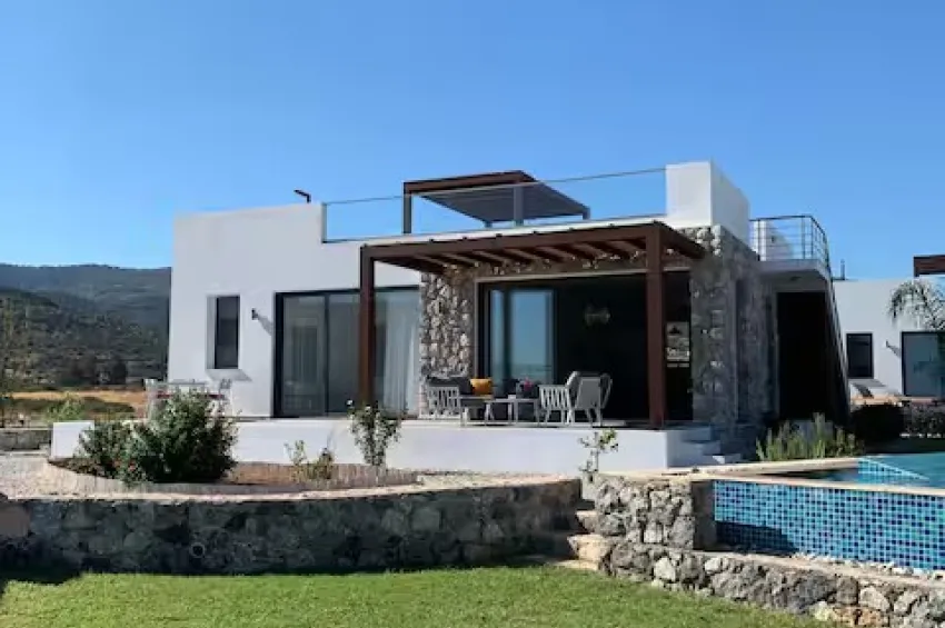 Bungalow med 3 sovrum i första raden i Bahçeli – fri havsutsikt, 150 meter till stranden