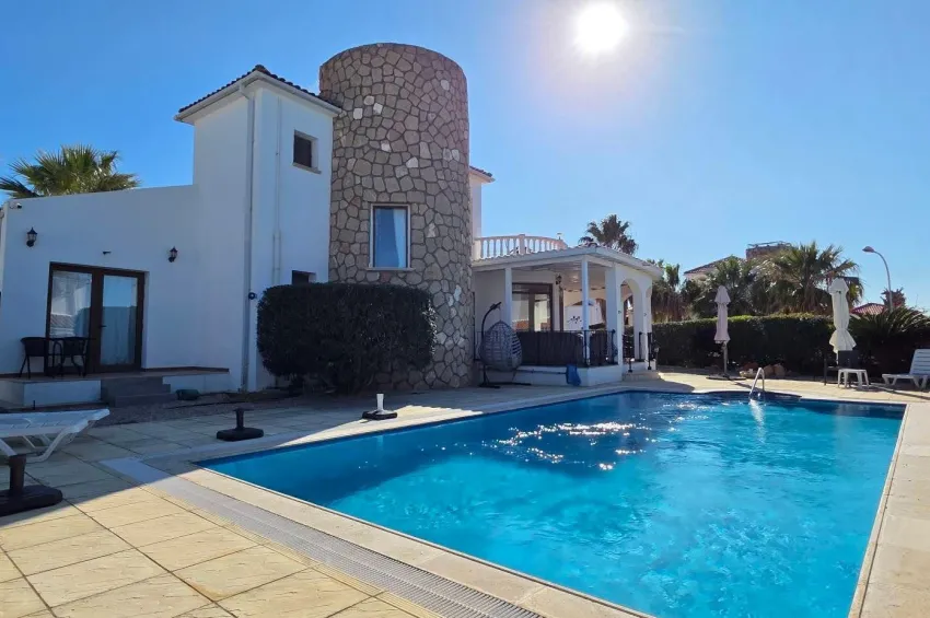 Villa med 3 sovrum i Bahçeli med privat pool – endast 150 m till havet!