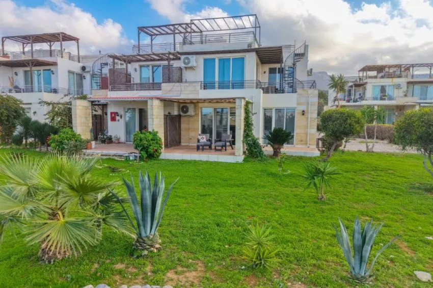 Esentepe Turtle Bay Village'de Deniz Manzaralı 3+1 Bahçe Katı Yenilenmiş Daire