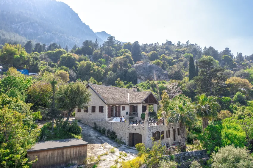 Steinvilla på en tomt på 1 640 m² i Baspınar, Lapta