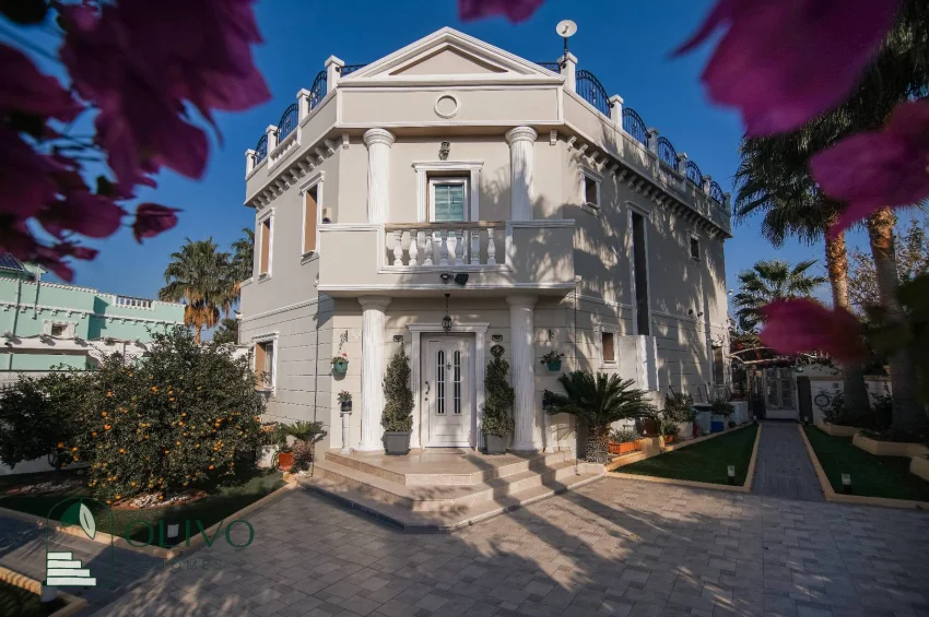 Çatalköy'de Havuzlu ve Nefes Kesici Manzaralı Lüks 3 Yatak Odalı Villa