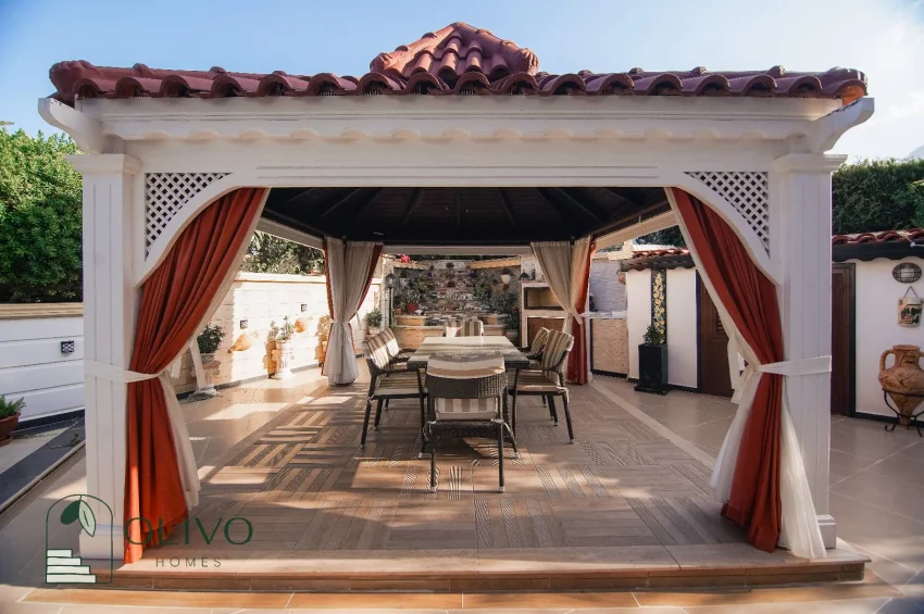 Çatalköy'de Havuzlu ve Nefes Kesici Manzaralı Lüks 3 Yatak Odalı Villa