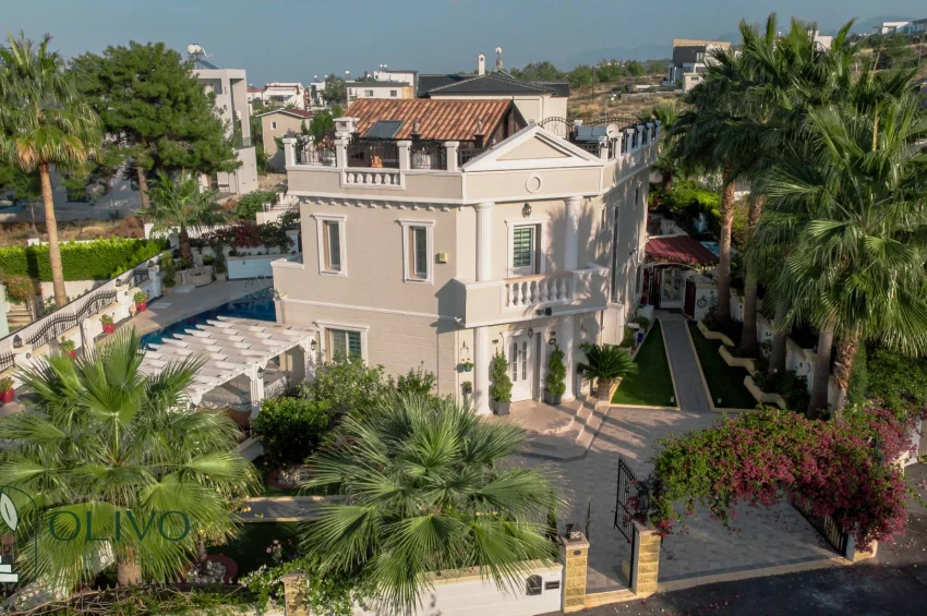Çatalköy'de Havuzlu ve Nefes Kesici Manzaralı Lüks 3 Yatak Odalı Villa