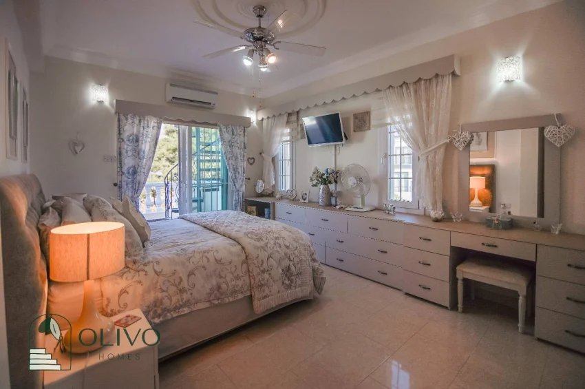 Çatalköy'de Havuzlu ve Nefes Kesici Manzaralı Lüks 3 Yatak Odalı Villa