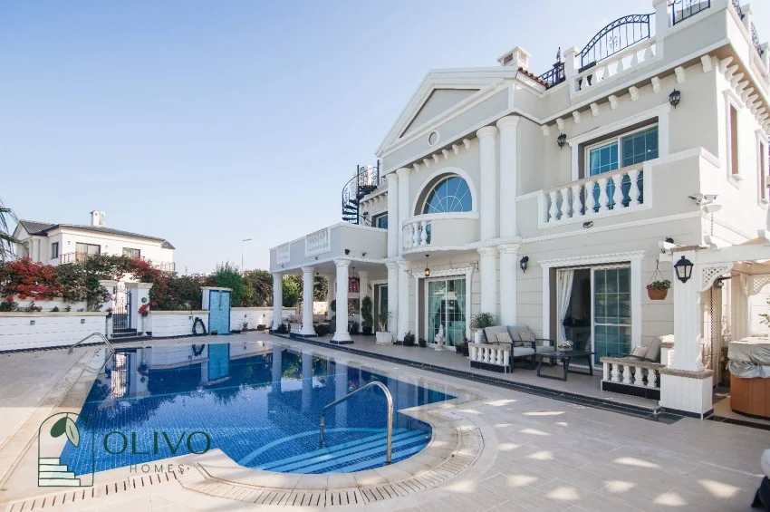 Çatalköy'de Havuzlu ve Nefes Kesici Manzaralı Lüks 3 Yatak Odalı Villa