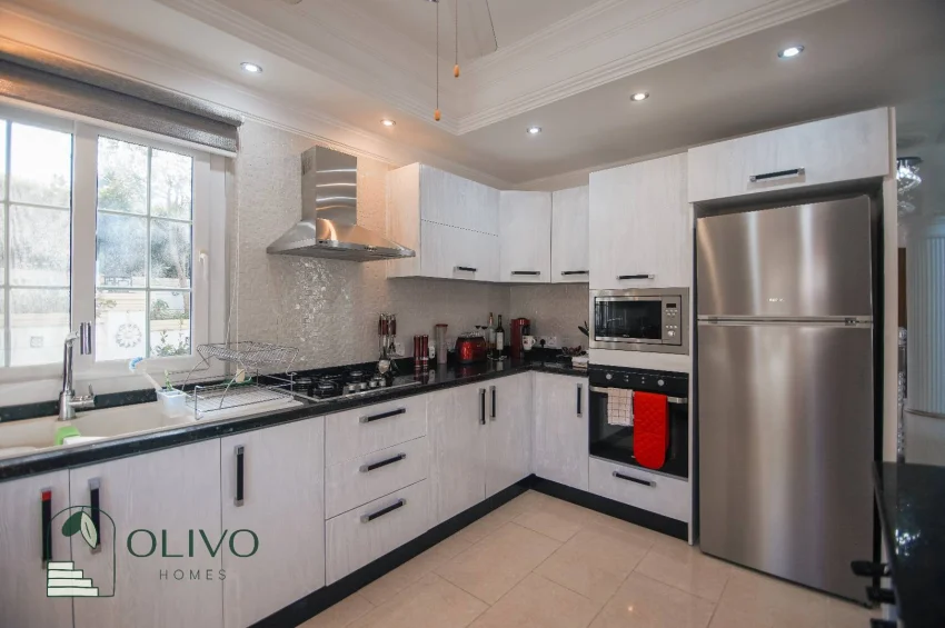 Çatalköy'de Havuzlu ve Nefes Kesici Manzaralı Lüks 3 Yatak Odalı Villa