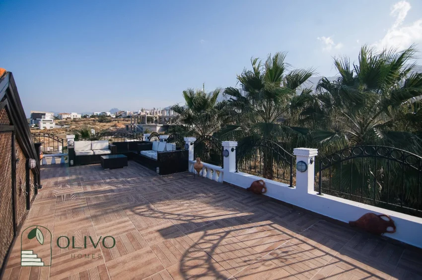 Çatalköy'de Havuzlu ve Nefes Kesici Manzaralı Lüks 3 Yatak Odalı Villa