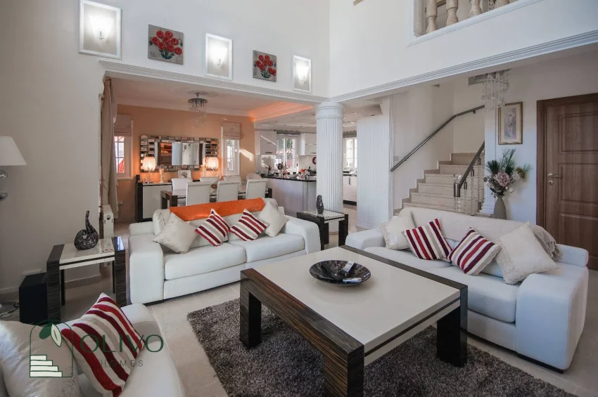 Çatalköy'de Havuzlu ve Nefes Kesici Manzaralı Lüks 3 Yatak Odalı Villa