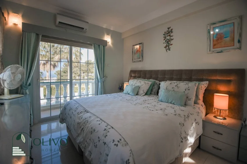 Çatalköy'de Havuzlu ve Nefes Kesici Manzaralı Lüks 3 Yatak Odalı Villa