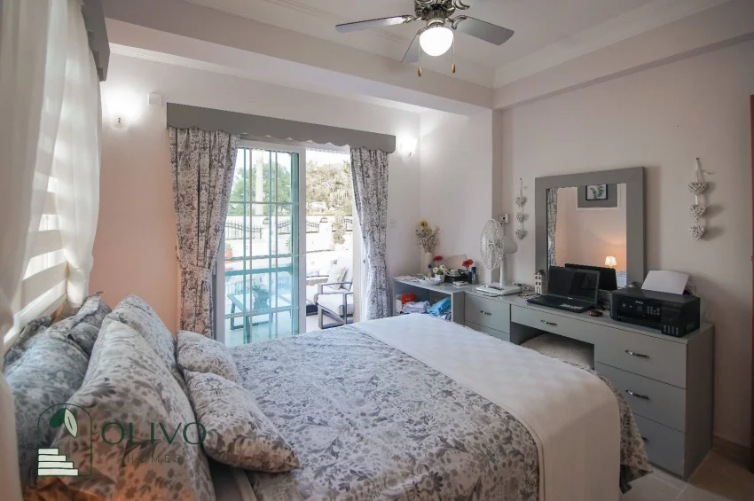Çatalköy'de Havuzlu ve Nefes Kesici Manzaralı Lüks 3 Yatak Odalı Villa