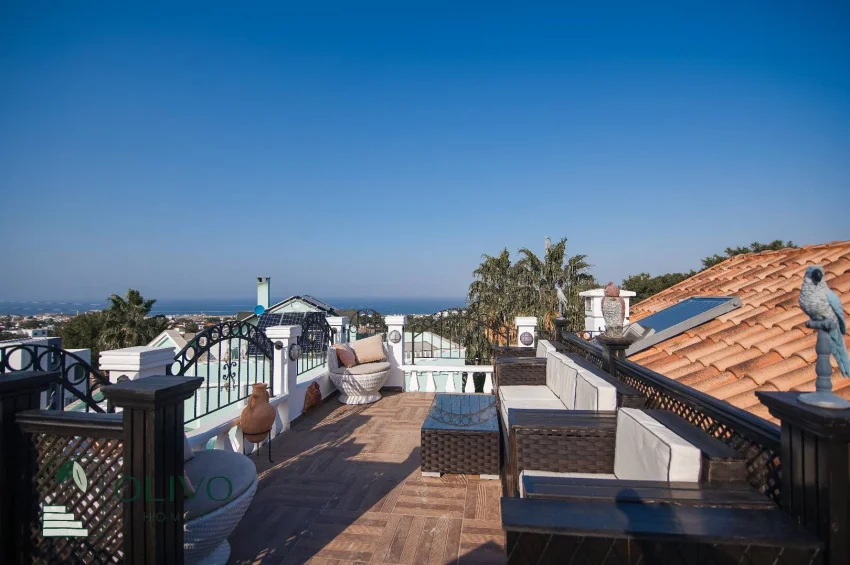 Çatalköy'de Havuzlu ve Nefes Kesici Manzaralı Lüks 3 Yatak Odalı Villa