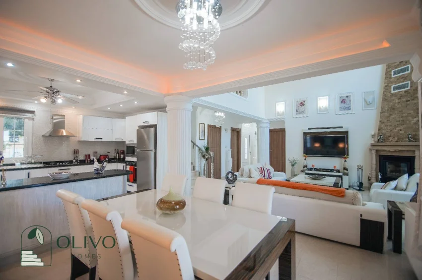 Çatalköy'de Havuzlu ve Nefes Kesici Manzaralı Lüks 3 Yatak Odalı Villa