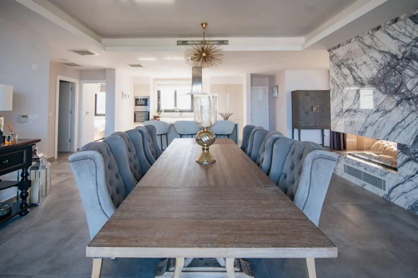 Luksusowy podwójny penthouse, prestiżowy standard, indywidualne ulepszenia i przestronny prywatny taras na dachu