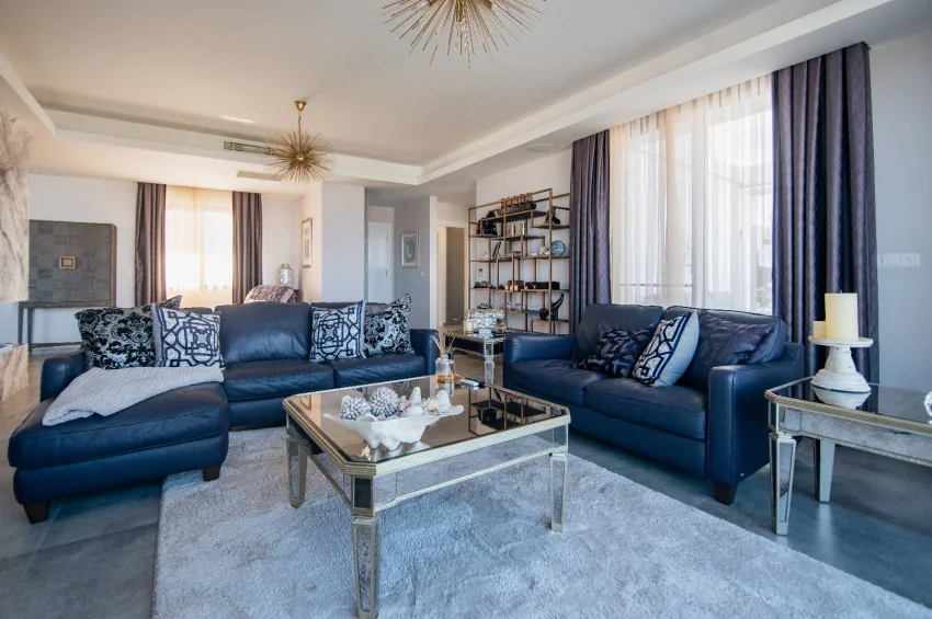 Luksusowy podwójny penthouse, prestiżowy standard, indywidualne ulepszenia i przestronny prywatny taras na dachu