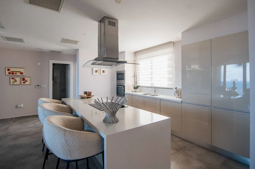 Luksusowy podwójny penthouse, prestiżowy standard, indywidualne ulepszenia i przestronny prywatny taras na dachu