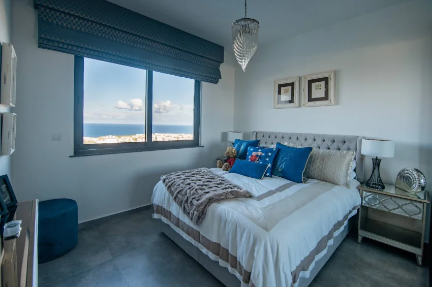 Luksusowy podwójny penthouse, prestiżowy standard, indywidualne ulepszenia i przestronny prywatny taras na dachu