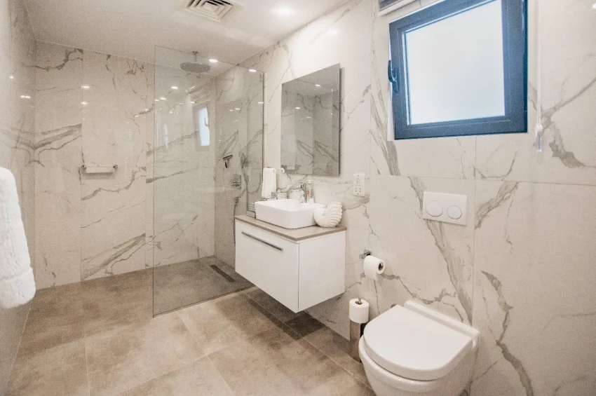 Luksusowy podwójny penthouse, prestiżowy standard, indywidualne ulepszenia i przestronny prywatny taras na dachu