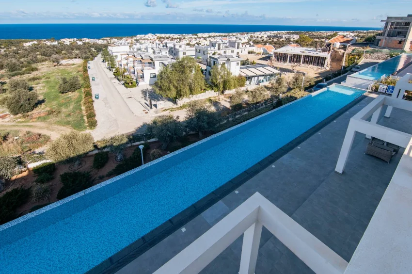 Luksusowy podwójny penthouse, prestiżowy standard, indywidualne ulepszenia i przestronny prywatny taras na dachu