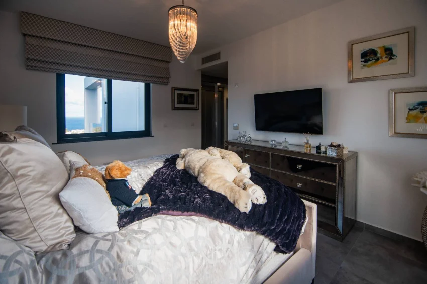 Luksusowy podwójny penthouse, prestiżowy standard, indywidualne ulepszenia i przestronny prywatny taras na dachu