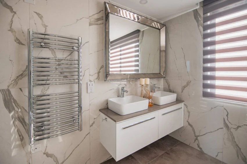 Luksusowy podwójny penthouse, prestiżowy standard, indywidualne ulepszenia i przestronny prywatny taras na dachu