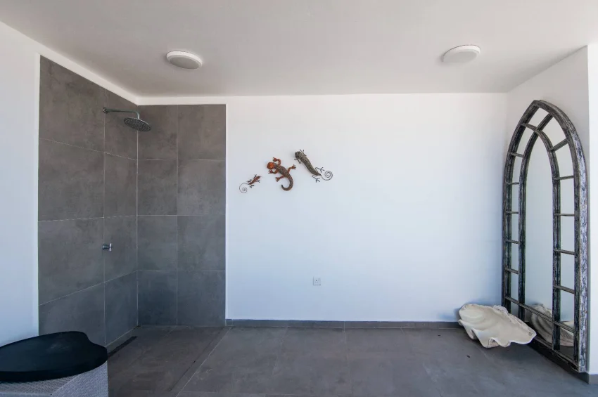 Luksusowy podwójny penthouse, prestiżowy standard, indywidualne ulepszenia i przestronny prywatny taras na dachu