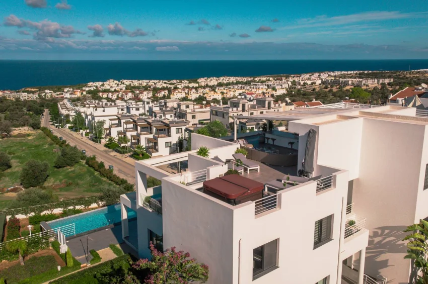 Luksusowy podwójny penthouse, prestiżowy standard, indywidualne ulepszenia i przestronny prywatny taras na dachu