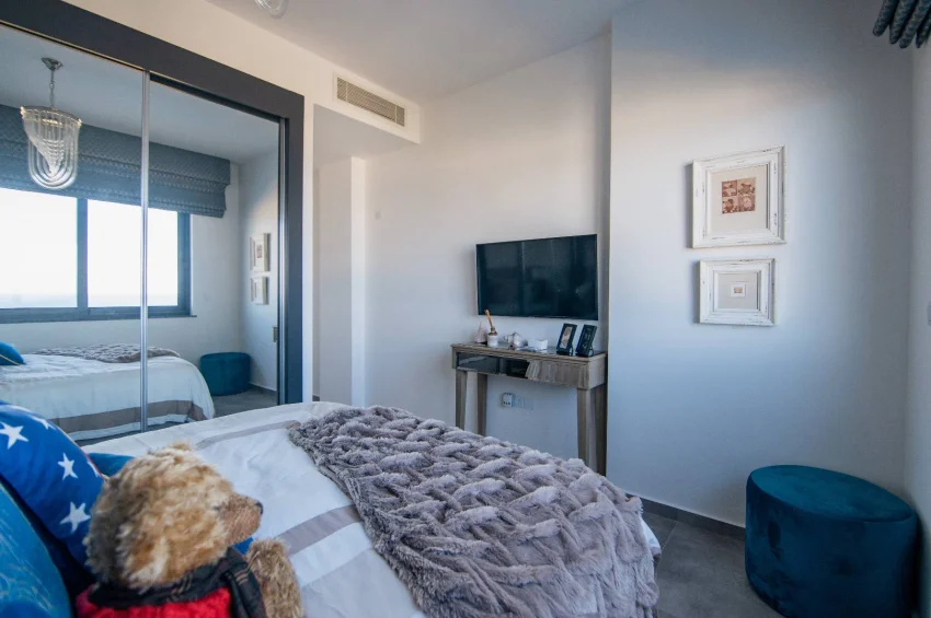 Luksusowy podwójny penthouse, prestiżowy standard, indywidualne ulepszenia i przestronny prywatny taras na dachu