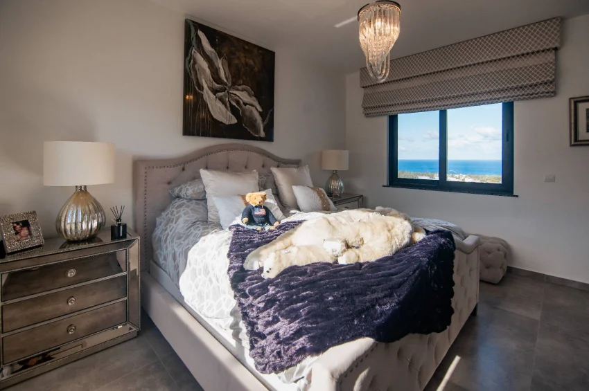 Luksusowy podwójny penthouse, prestiżowy standard, indywidualne ulepszenia i przestronny prywatny taras na dachu