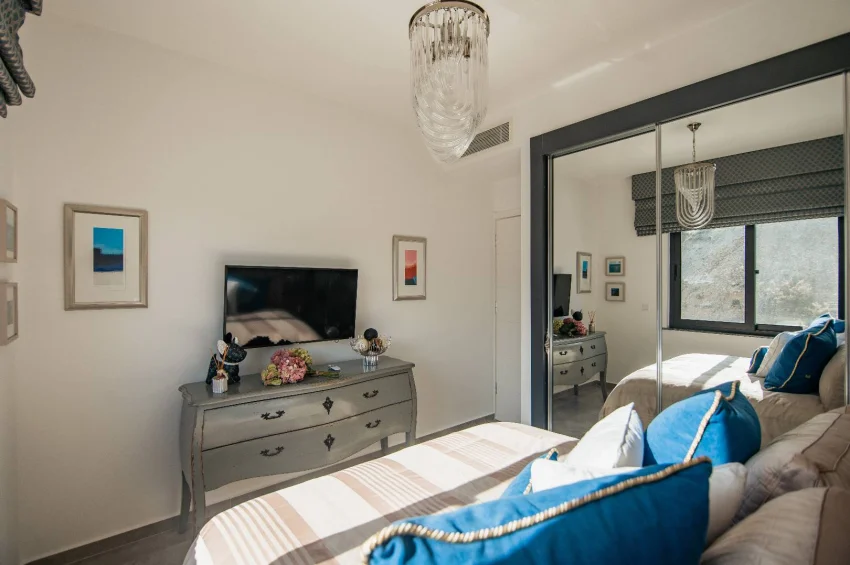 Luksusowy podwójny penthouse, prestiżowy standard, indywidualne ulepszenia i przestronny prywatny taras na dachu