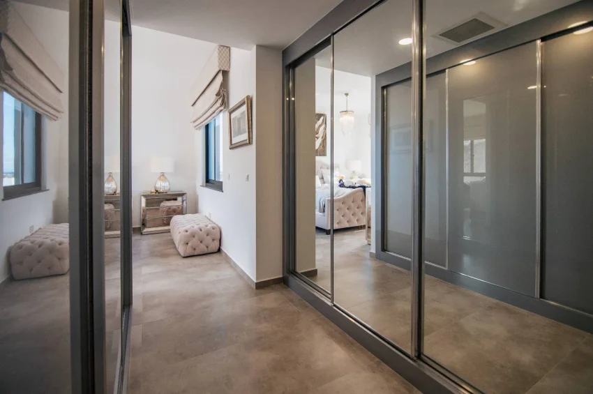 Luksusowy podwójny penthouse, prestiżowy standard, indywidualne ulepszenia i przestronny prywatny taras na dachu