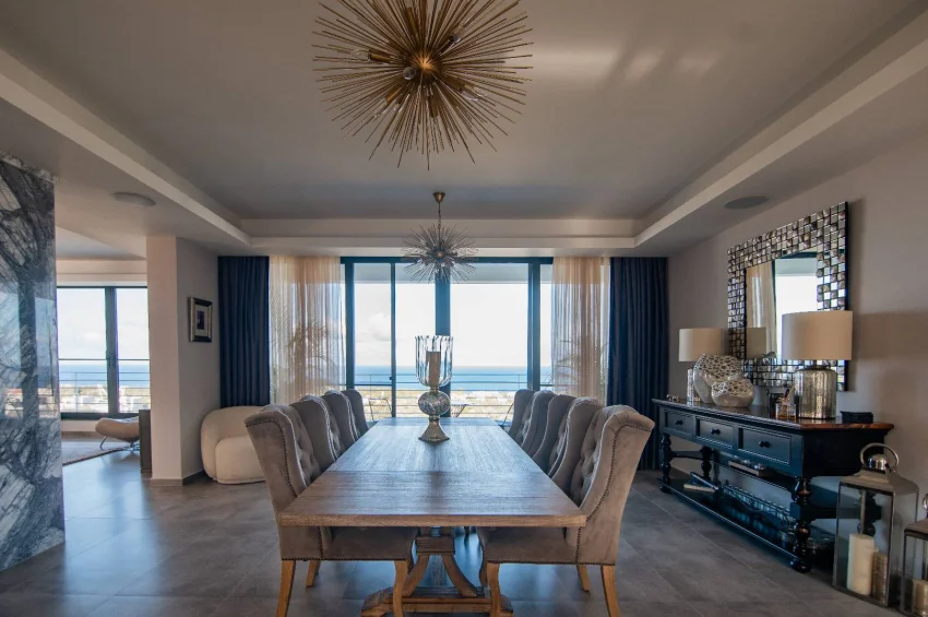 Luksusowy podwójny penthouse, prestiżowy standard, indywidualne ulepszenia i przestronny prywatny taras na dachu
