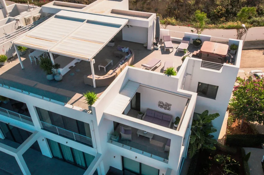 Luksusowy podwójny penthouse, prestiżowy standard, indywidualne ulepszenia i przestronny prywatny taras na dachu