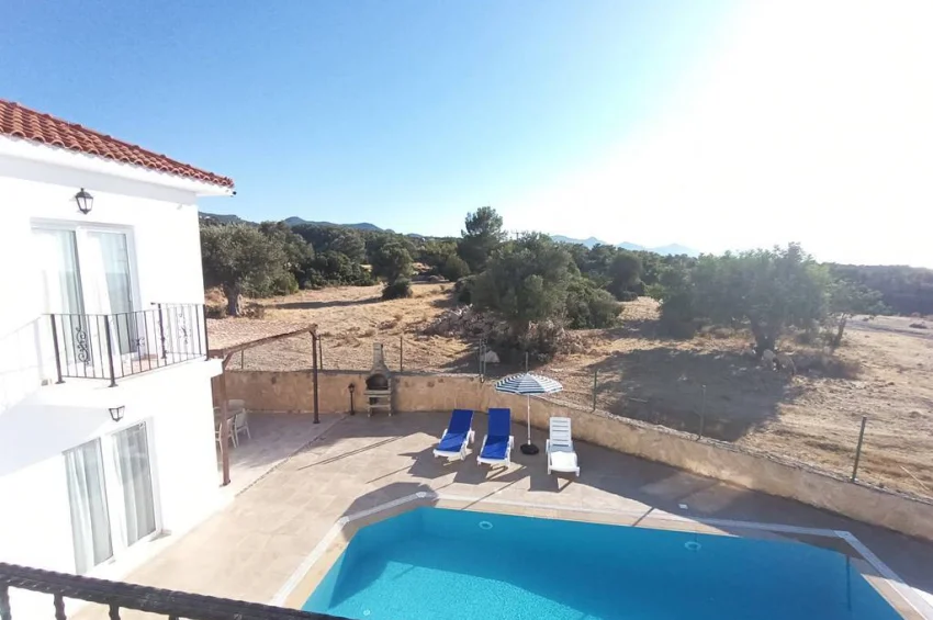 Privat villa med 3 sovrum med pool och utsikt i Esentepe