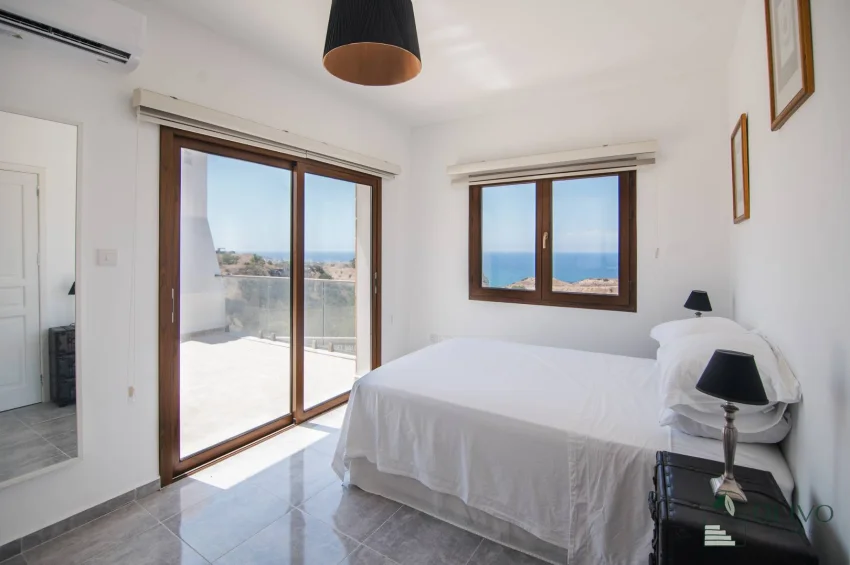 Girne Bahçeli'de Büyüleyici Deniz Manzaralı 4 Yatak Odalı Şık Villa