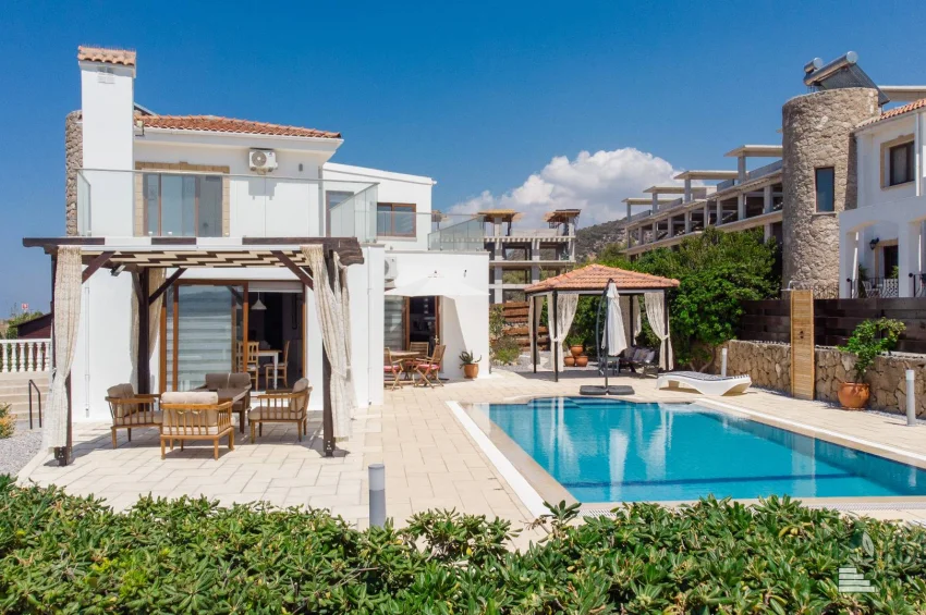 Girne Bahçeli'de Büyüleyici Deniz Manzaralı 4 Yatak Odalı Şık Villa