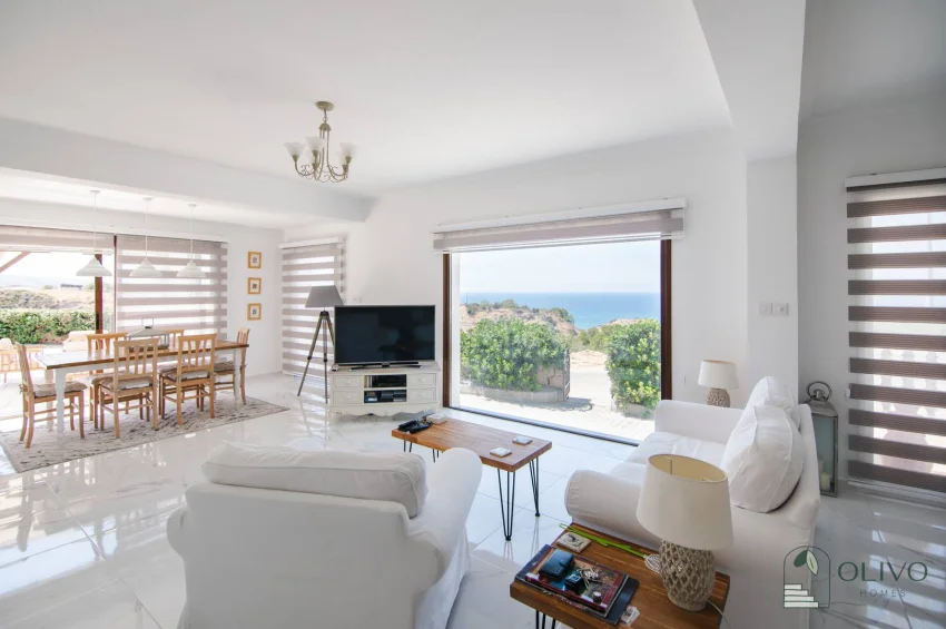 Girne Bahçeli'de Büyüleyici Deniz Manzaralı 4 Yatak Odalı Şık Villa