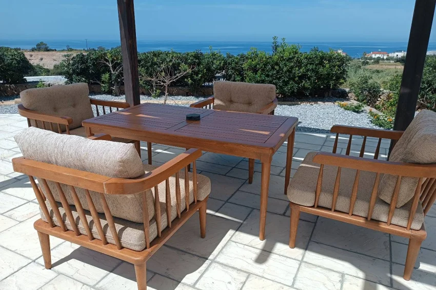 Girne Bahçeli'de Büyüleyici Deniz Manzaralı 4 Yatak Odalı Şık Villa