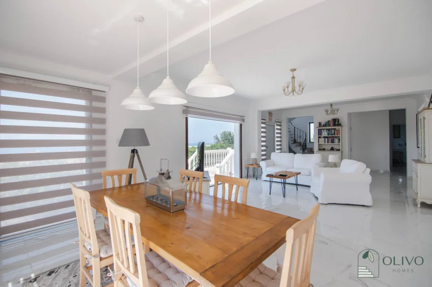 Girne Bahçeli'de Büyüleyici Deniz Manzaralı 4 Yatak Odalı Şık Villa