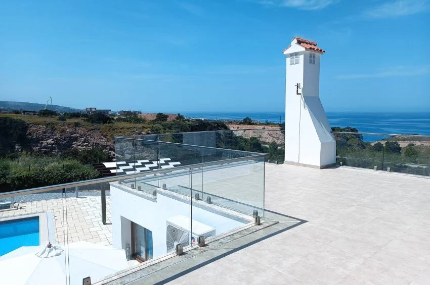Girne Bahçeli'de Büyüleyici Deniz Manzaralı 4 Yatak Odalı Şık Villa