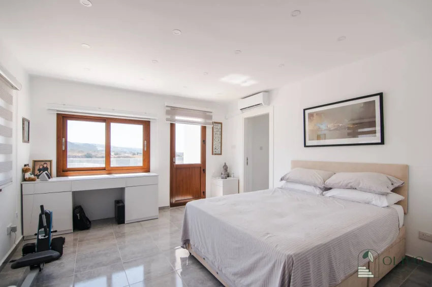 Girne Bahçeli'de Büyüleyici Deniz Manzaralı 4 Yatak Odalı Şık Villa