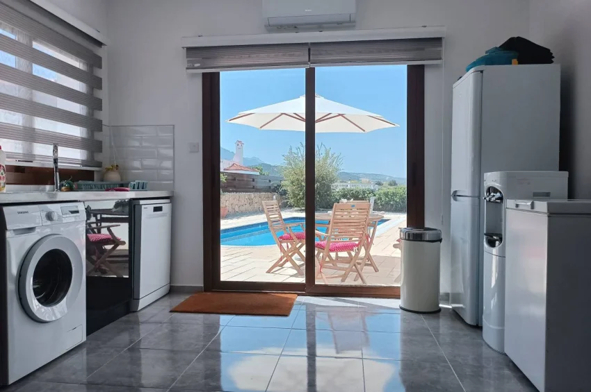 Girne Bahçeli'de Büyüleyici Deniz Manzaralı 4 Yatak Odalı Şık Villa