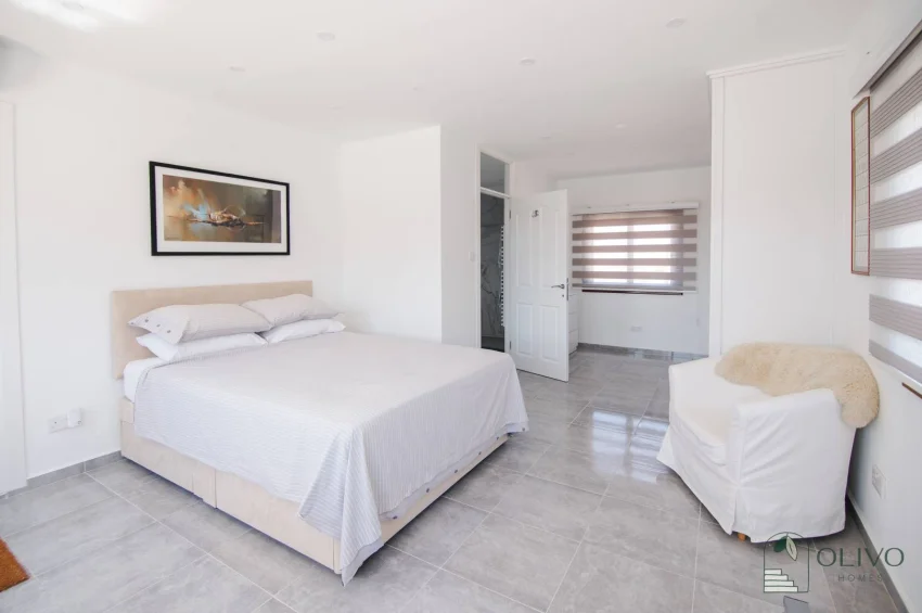Girne Bahçeli'de Büyüleyici Deniz Manzaralı 4 Yatak Odalı Şık Villa