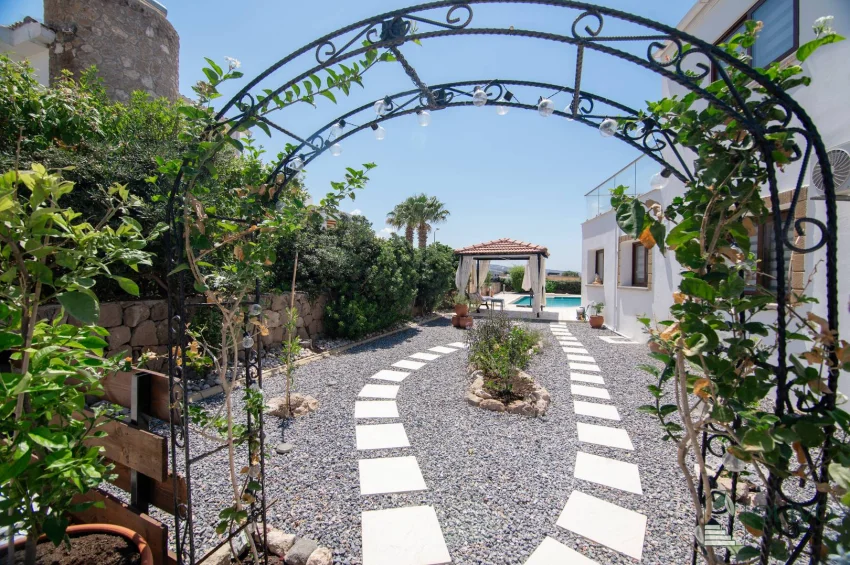 Girne Bahçeli'de Büyüleyici Deniz Manzaralı 4 Yatak Odalı Şık Villa