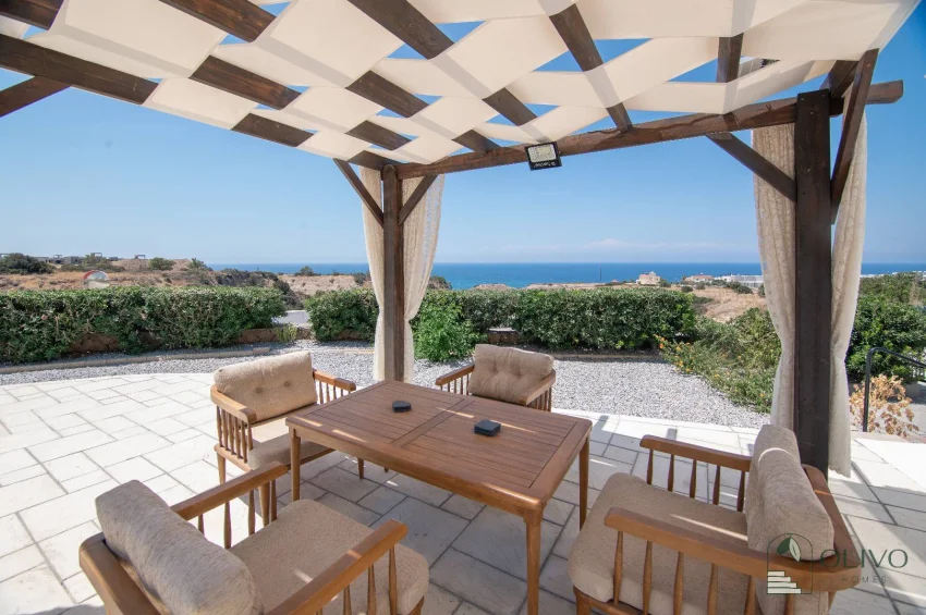 Girne Bahçeli'de Büyüleyici Deniz Manzaralı 4 Yatak Odalı Şık Villa