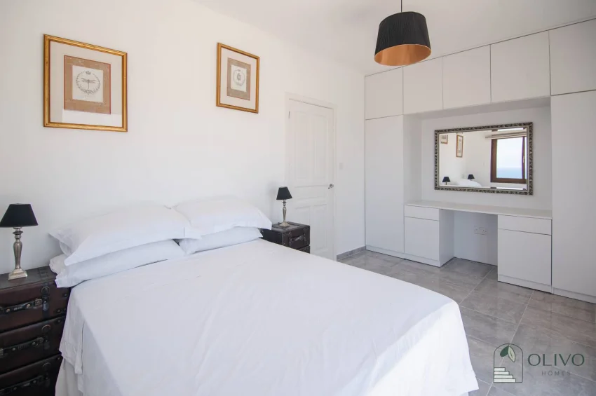Girne Bahçeli'de Büyüleyici Deniz Manzaralı 4 Yatak Odalı Şık Villa