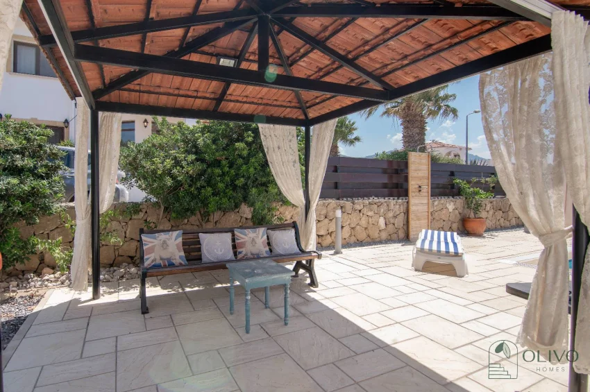 Girne Bahçeli'de Büyüleyici Deniz Manzaralı 4 Yatak Odalı Şık Villa